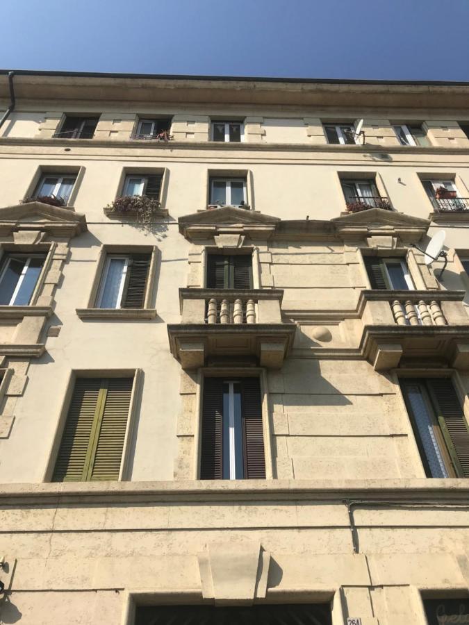 Stanza Privata Con Bagno A 15 Minuti Da Duomo Apartment Sesto San Giovanni Luaran gambar